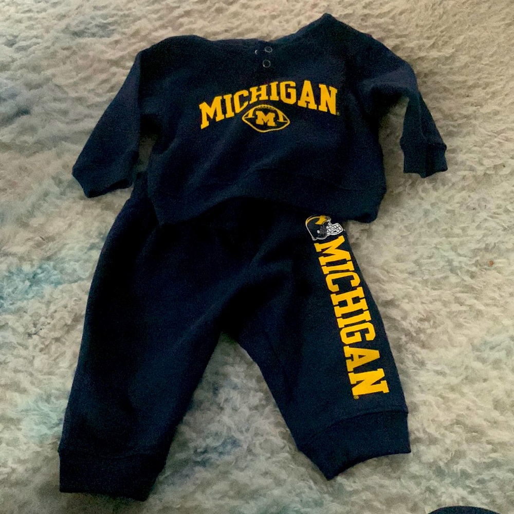 Navy Blue Michigan 6/9 Month Sweatsuit for your little one.